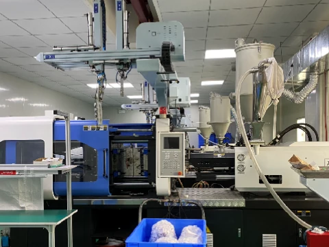 Automatic injection molding machine