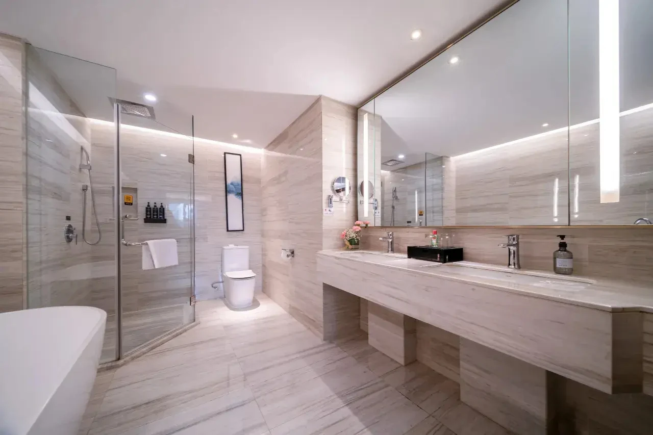 Hongguang Hotel complete bathroom