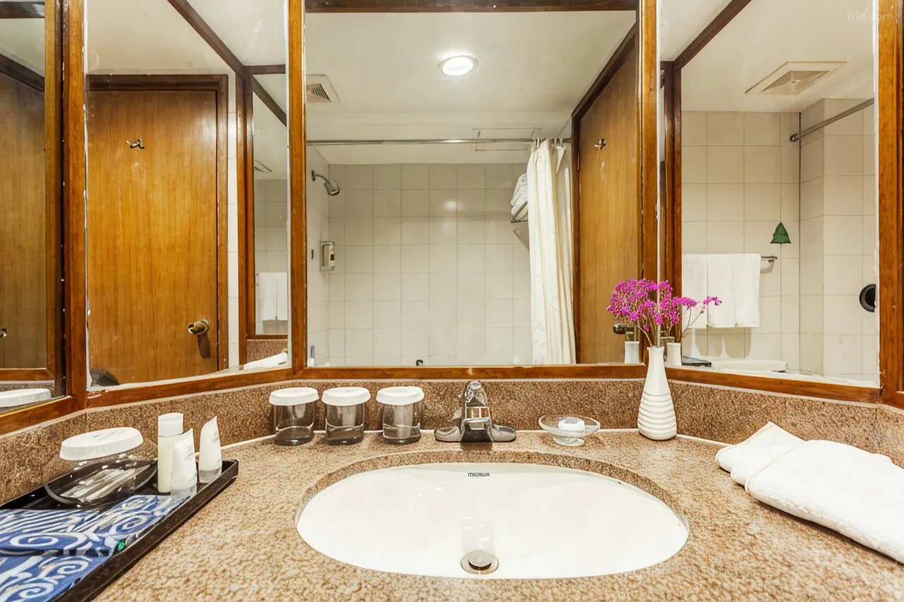 Basin and faucet installation at Qingdao Huiquan Dynasty Hotel