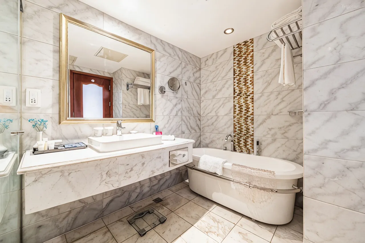 Guest bathroom at Qingdao Huiquan Dynasty Hotel