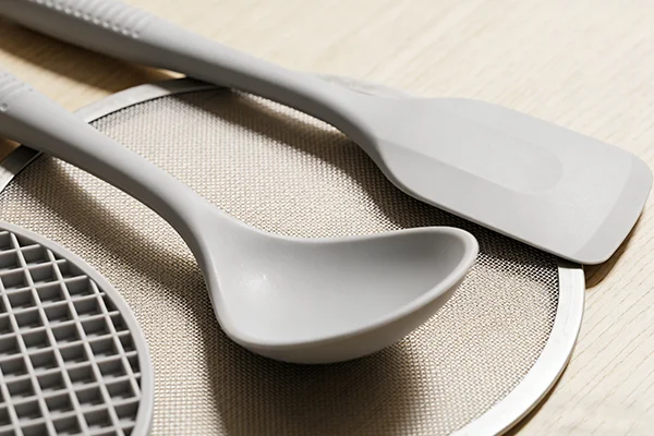 Customized silicone chewable balls for pets