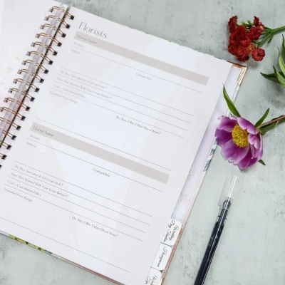 Niestandardowy planer ślubny A4-elegancki kwiatowy wzór, trwała papierowa okładka do planowania wydarzeń