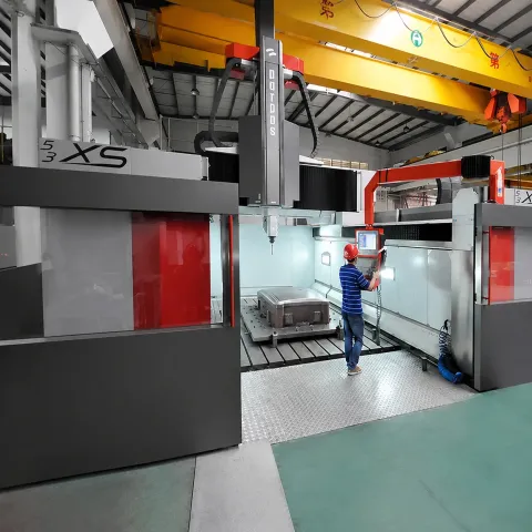 Mold assembly and fitting bay