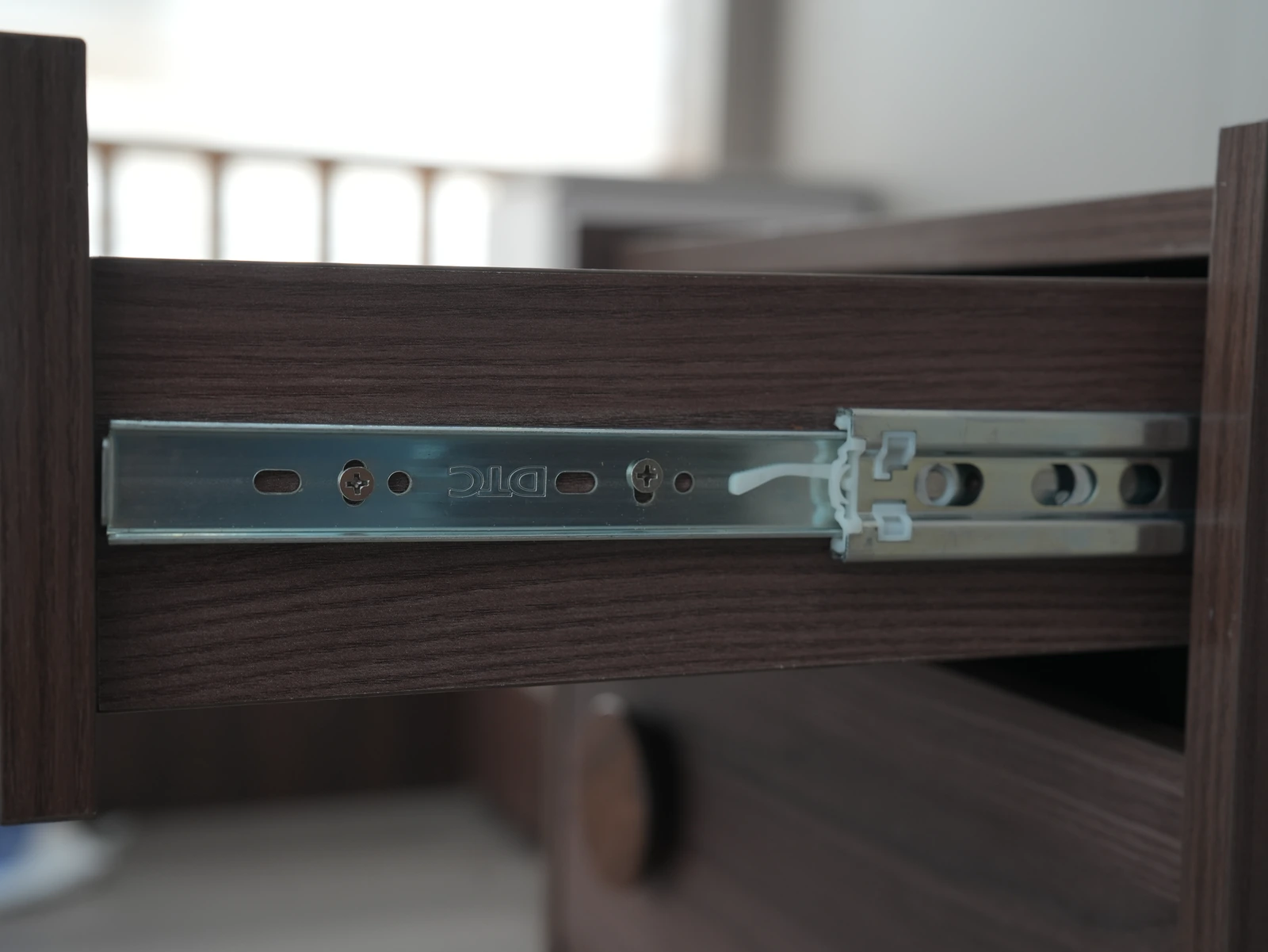 Mid-Century Four-Drawer Storage Cabinet E5005 detail 3