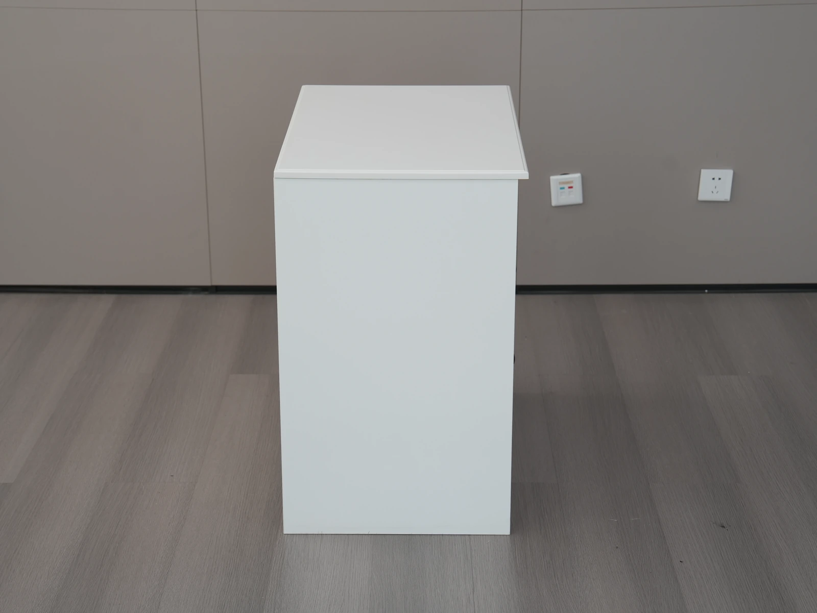 Minimalist White 3-Drawer Storage Dresser E5006 detail 9