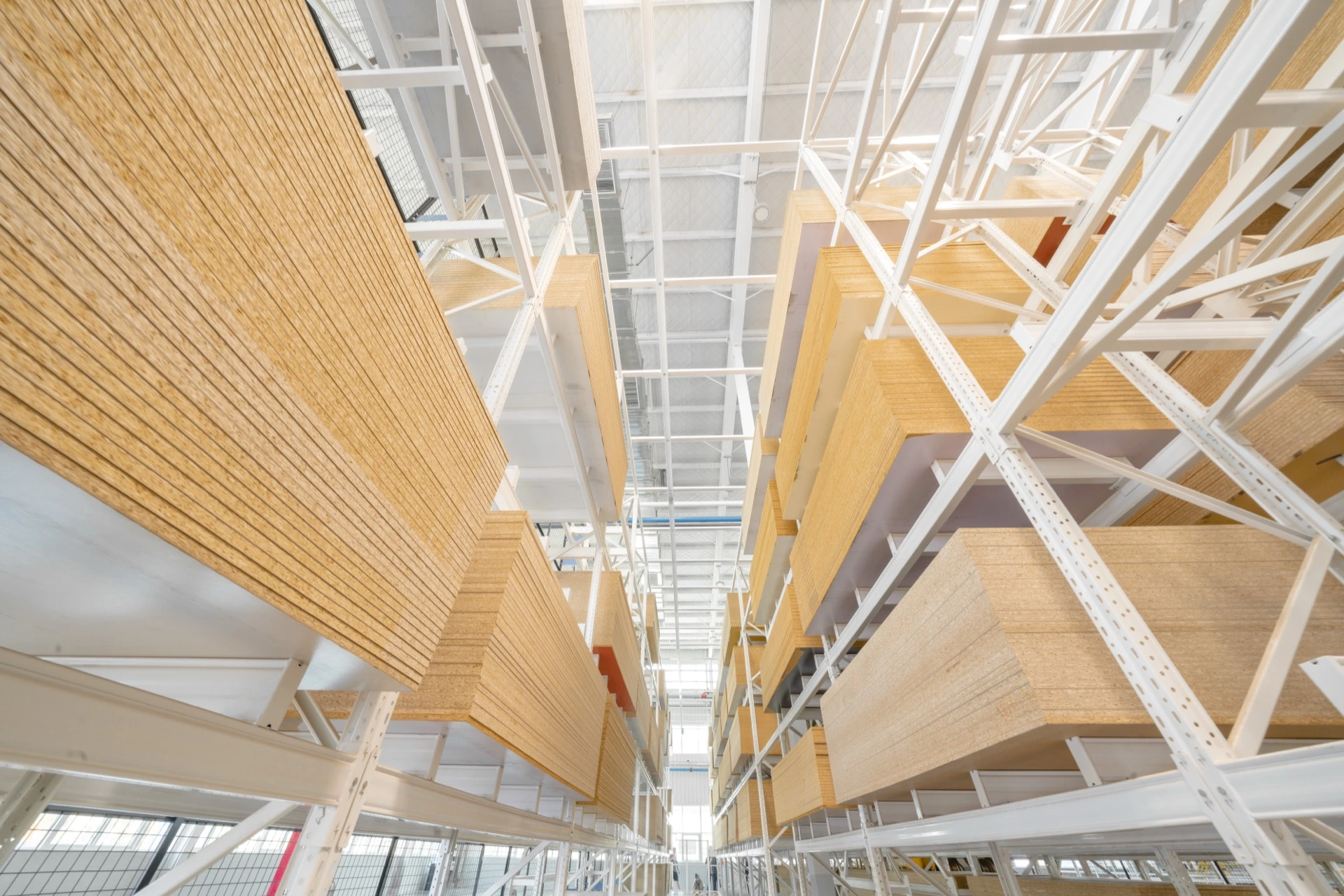 Vertikales Platten speichers ystem innerhalb der Möbelfabrik