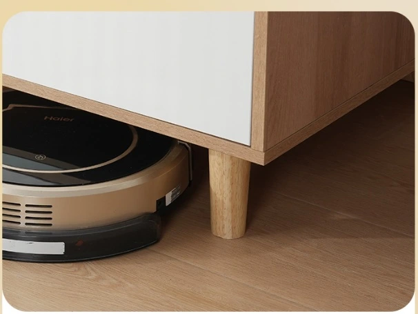 Garderobe über einem Roboter-Vakuum angehoben