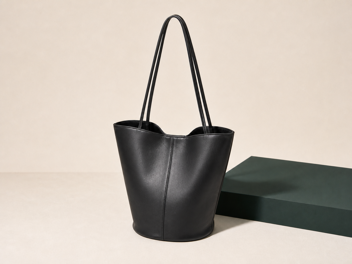 BLOOM-207 Medium Bucket Tote rear construction view