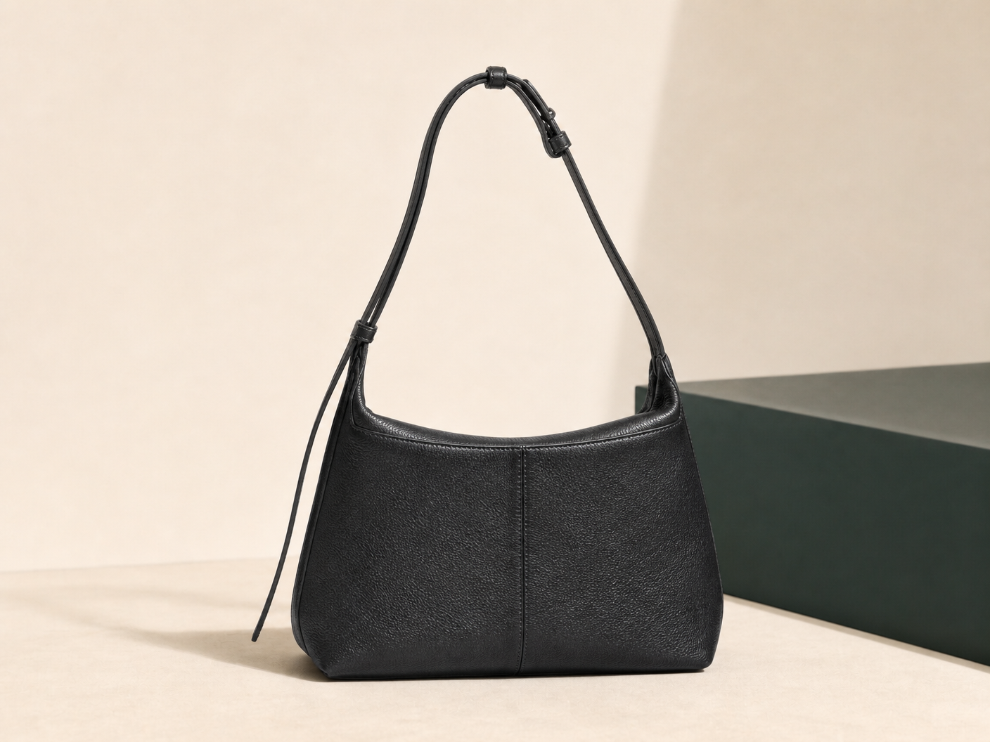 BLOOM-501 Noir Soft Hobo rear construction view